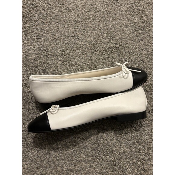 CHANEL WHITE & BLACK TWO TONE LEATHER CC LOGO BALLET FLATS Size 38 US 8 - Picture 6 of 14
